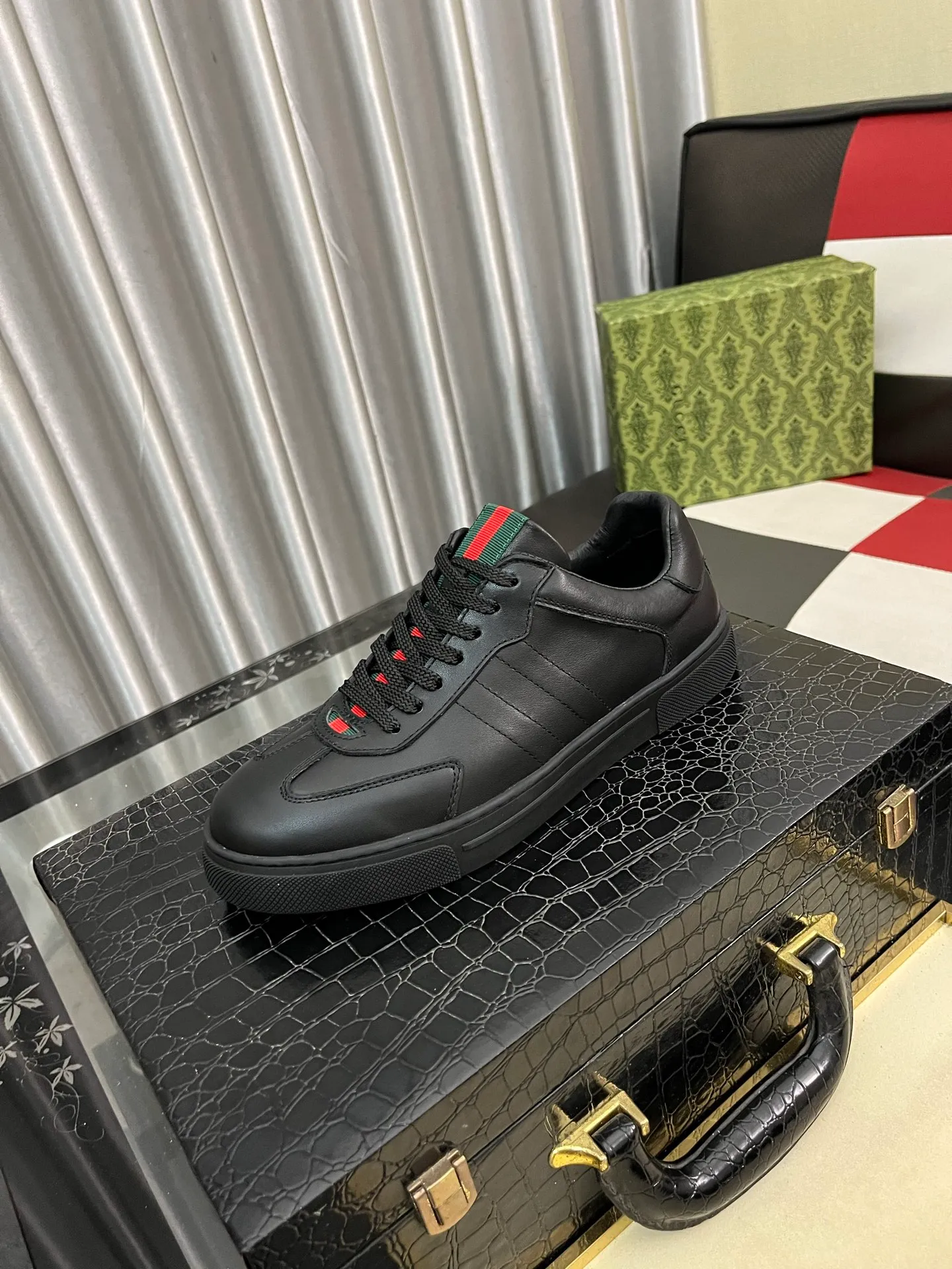 Men's shoes 💰400⌚️⌚️Gucci •Gucci original quality.~ Unique modern style sneakers. 🏃A must-have casual shoe for trendy men😍😍 Original brand imported from Italy, imported original leather, sheep lining (refuses to discolor and grind feet) Sole: Original sole provided by the original factory, French lazy style design ⚠️Fit to the feet, original quality, super comfortable original sole. Just like shooting the real thing🎬The real thing is better, code number: 38-442️⃣colors available